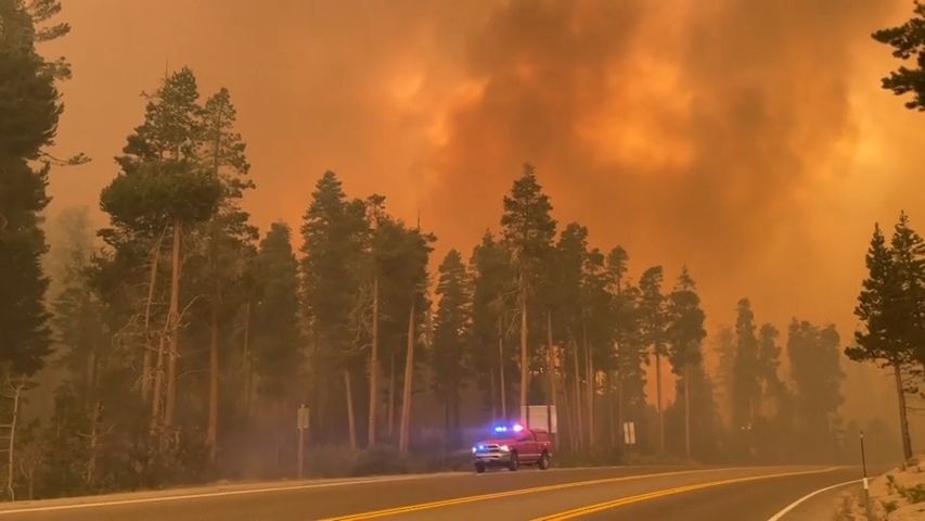 Video: Obří požár v Kalifornii se nedaří zkrotit ani sněžnými děly